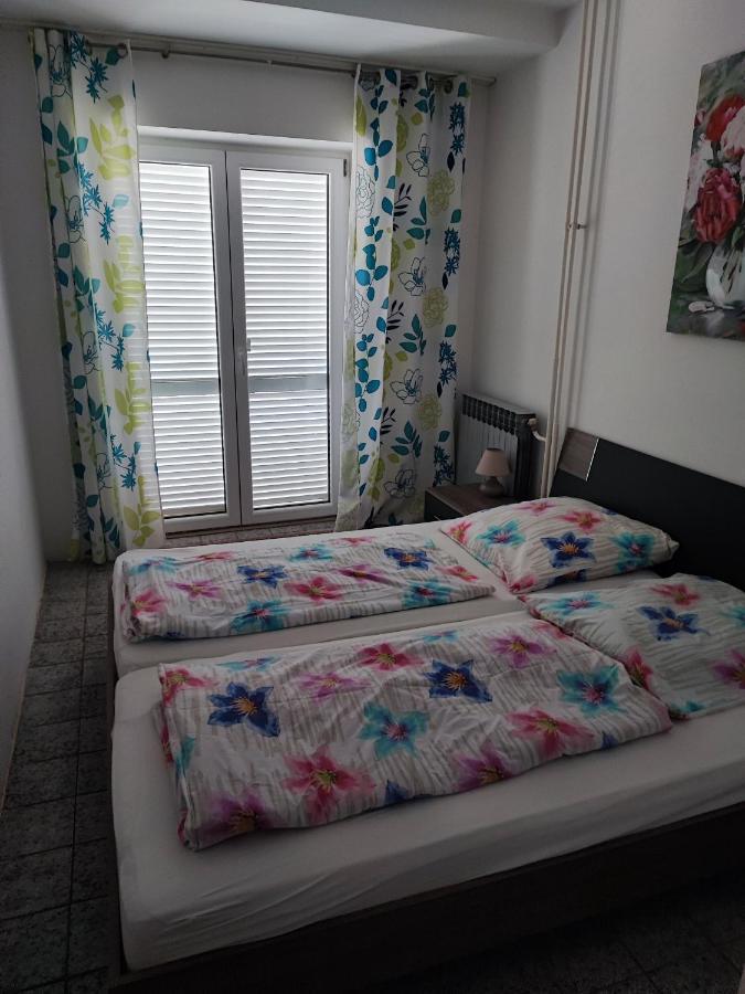 Apartmani Sabira โนวีวีโนดอลสกี ภายนอก รูปภาพ