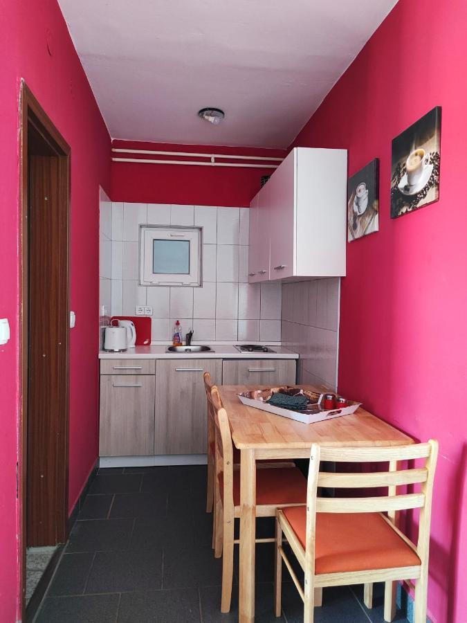 Apartmani Sabira โนวีวีโนดอลสกี ภายนอก รูปภาพ