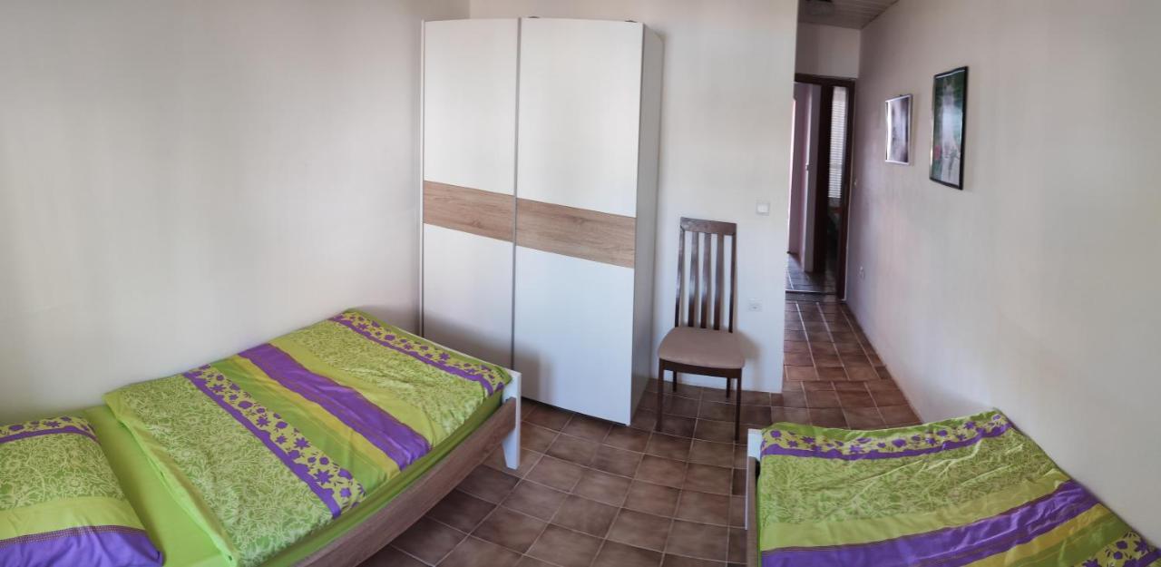 Apartmani Sabira โนวีวีโนดอลสกี ภายนอก รูปภาพ