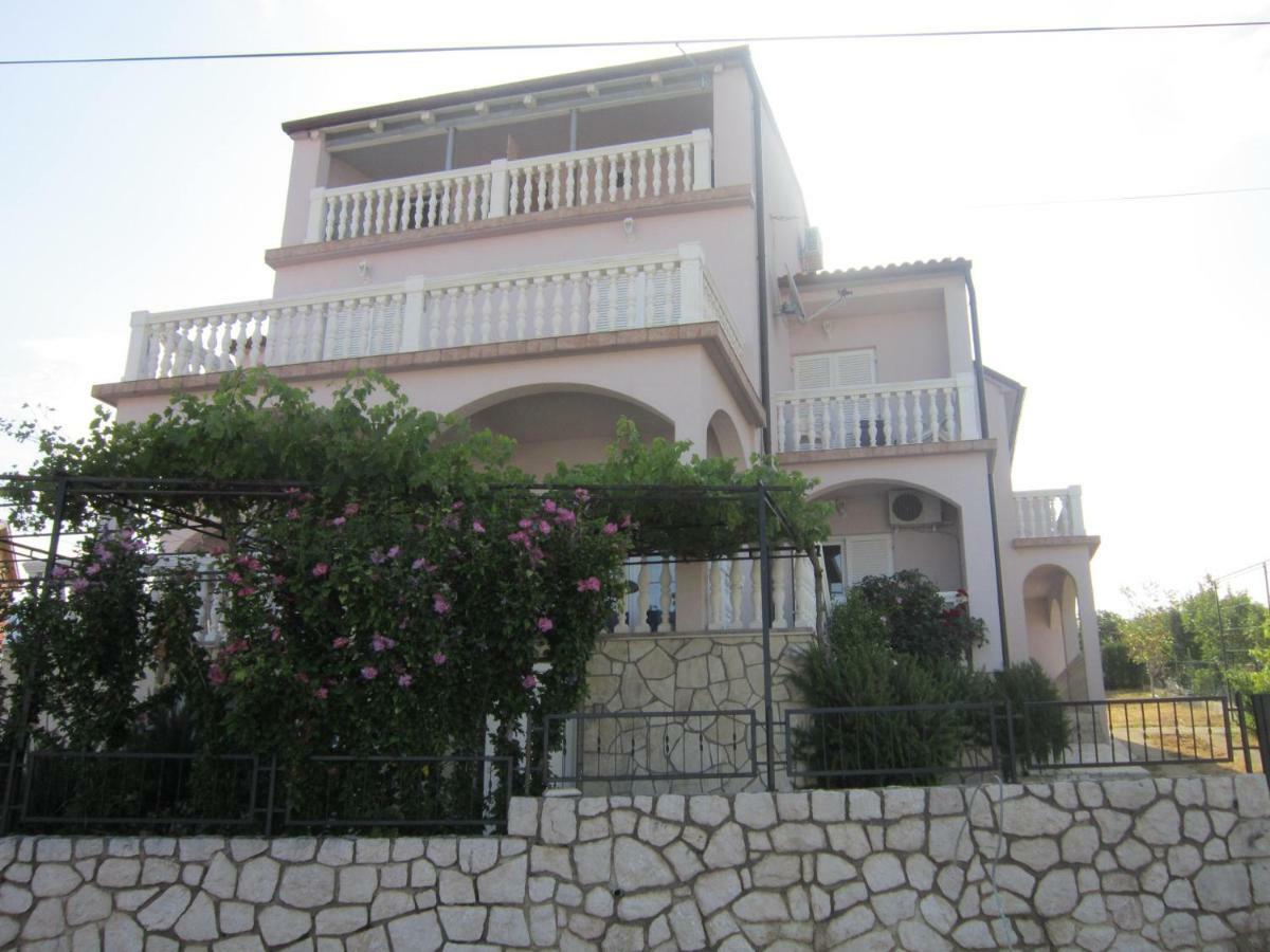 Apartmani Sabira โนวีวีโนดอลสกี ภายนอก รูปภาพ